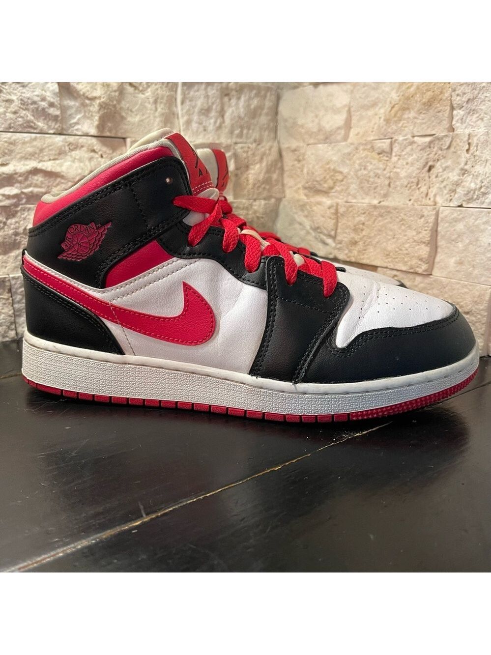 Jordan 1 Mid GS Sneakers Sz 7Y Women's Sz 8.5 554725-016 Black White Berry Red